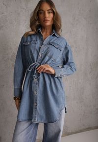 Renee - Niebieska Jeansowa Bawełniana Sukienka Koszulowa z Wiązaniem i Marszczeniem Enatta. Okazja: na co dzień. Kolor: niebieski. Materiał: jeans, bawełna. Wzór: aplikacja. Sezon: lato. Typ sukienki: koszulowe. Styl: casual #8