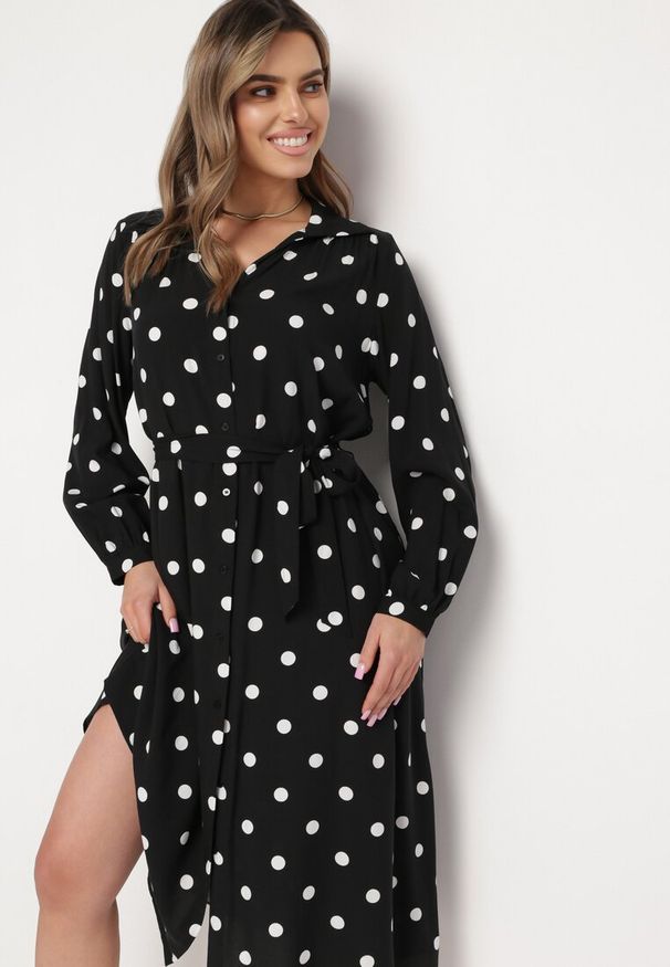 Born2be - Czarna Koszulowa Sukienka Długa z Wiskozy w Kropki z Paskiem w Talii i Kieszeniami Cuvina. Okazja: na co dzień. Typ kołnierza: dekolt w kształcie V. Kolor: czarny. Wzór: kropki. Typ sukienki: koszulowe. Materiał: wiskoza. Długość rękawa: długi rękaw. Styl: casual, elegancki. Długość: maxi