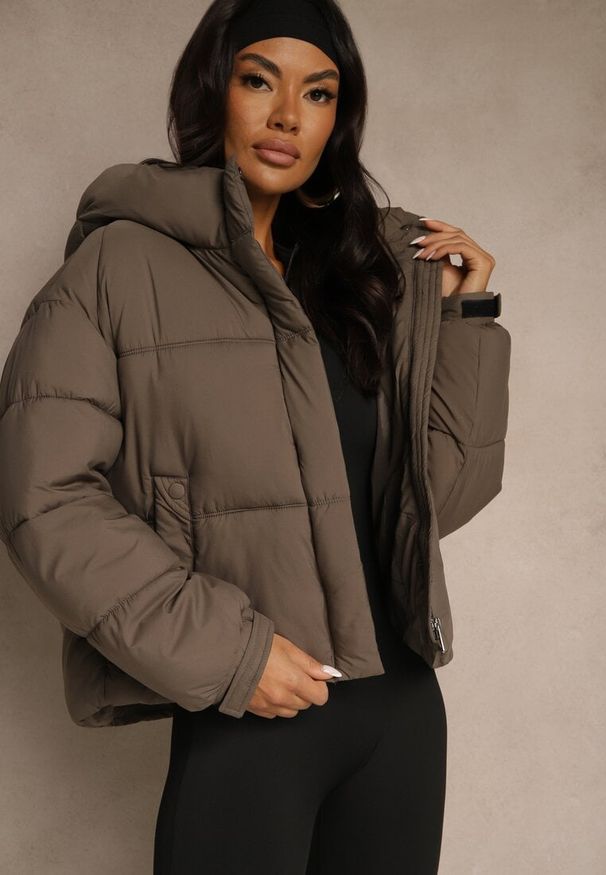 Renee - Ciemnozielona Kurtka Puffer z Pikowaniem Kapturem i Kieszonką przy Rękawie Galeida. Okazja: na spacer, na co dzień. Kolor: zielony. Materiał: jeans. Długość: krótkie. Styl: casual