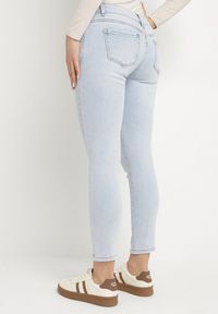 Born2be - Jasnoniebieskie Jeansy o Dopasowanym Kroju z Niskim Stanem Kolithria. Okazja: na co dzień. Stan: obniżony. Kolor: niebieski. Styl: elegancki, casual