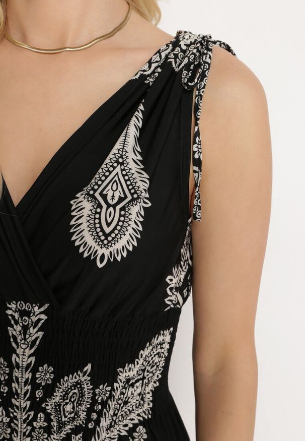 Born2be - Czarna Sukienka w Stylu Boho z Gumką w Pasie i Troczkami na Ramionach Aretava. Okazja: na co dzień. Typ kołnierza: dekolt w serek, dekolt w łódkę. Kolor: czarny. Typ sukienki: proste. Styl: boho