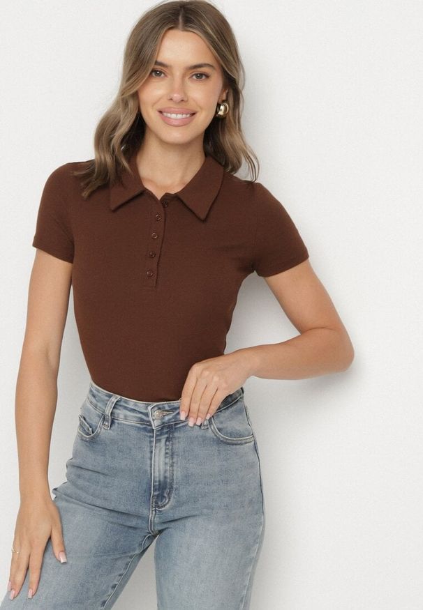 Born2be - Brązowy Bawełniany T-shirt Prążkowany Typu Polo z Guzikami Avelavia. Okazja: na co dzień. Typ kołnierza: polo. Kolor: brązowy. Materiał: prążkowany, bawełna. Styl: casual, klasyczny