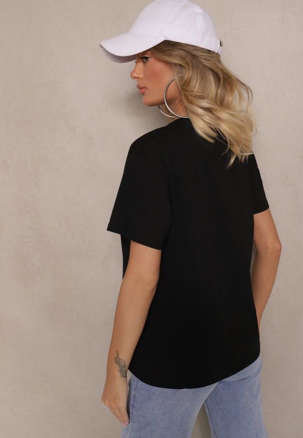 Renee - Czarna Bluzka z Bawełny Ozdobiona Kokardą i Napisem Nelanal. Okazja: na co dzień. Typ kołnierza: kokarda. Kolor: czarny. Materiał: bawełna. Wzór: aplikacja, napisy. Styl: casual, klasyczny