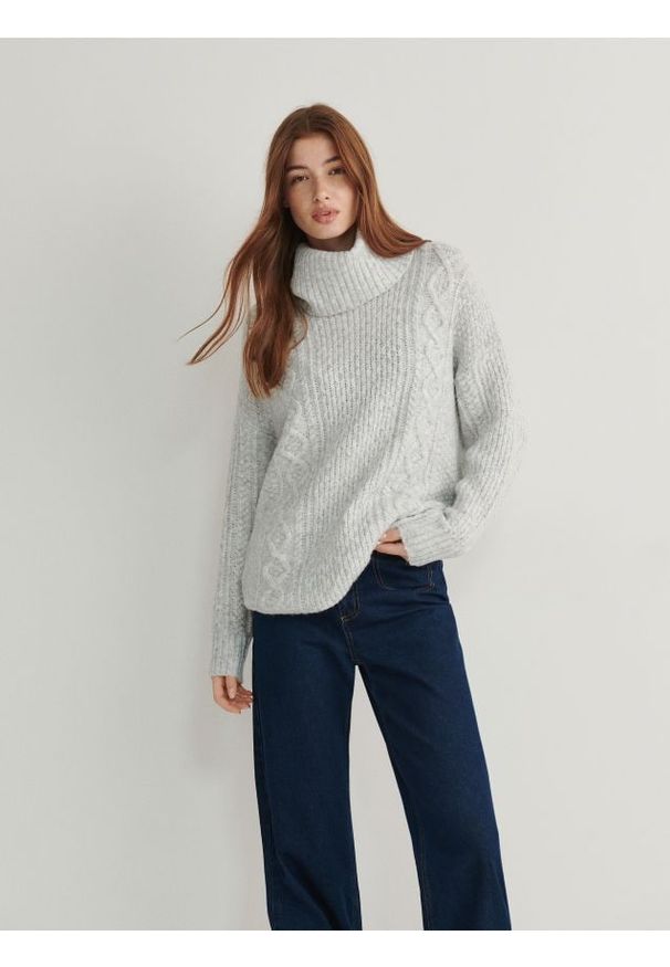 Reserved - Sweter oversize z golfem - jasnoszary. Typ kołnierza: golf. Kolor: szary. Materiał: dzianina, wełna. Wzór: gładki