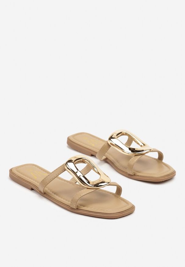 Born2be - Ciemnobeżowe Klapki z Ozdobną Klamrą na Cienkich Paseczkach Davivione. Okazja: na co dzień. Kolor: beżowy. Obcas: na obcasie. Styl: casual, elegancki. Wysokość obcasa: niski
