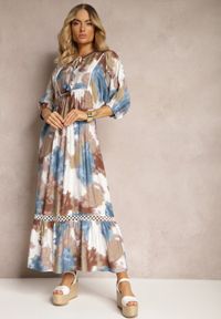 Renee - Biiało-Niebieska Sukienka w Stylu Boho z Krótkim Rękawem z Falbanką i Rękawem 3/4 Valendra. Kolor: biały. Materiał: tkanina. Długość rękawa: krótki rękaw. Sezon: lato. Styl: boho