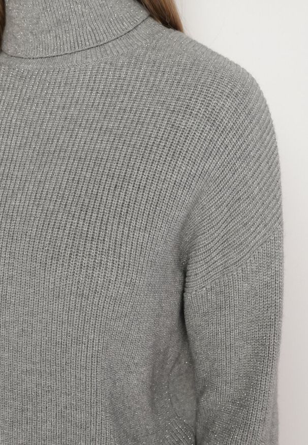 Born2be - Szary Golf z Wiskozą Ozdobiony Błyszczącą Nitką Liandrae. Okazja: na co dzień. Typ kołnierza: golf. Kolor: szary. Materiał: wiskoza. Długość rękawa: długi rękaw. Długość: długie. Wzór: aplikacja. Styl: casual, elegancki