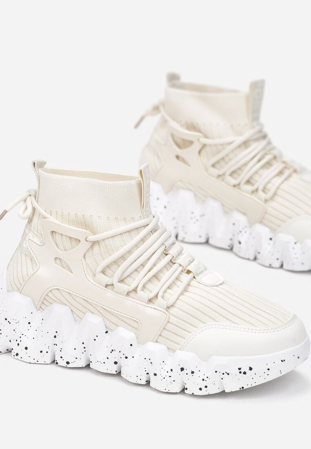 Born2be - Beżowe Sneakersy Andrassa. Okazja: na co dzień. Zapięcie: bez zapięcia. Kolor: beżowy. Materiał: materiał. Szerokość cholewki: normalna. Wzór: napisy, aplikacja. Obcas: na platformie