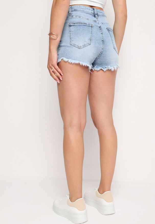 Born2be - Niebieskie Jeansowe Szorty z Postrzępionym Nogawkami Zdobione Cyrkoniami i Perłami Jarelyn. Kolor: niebieski. Materiał: jeans. Wzór: aplikacja. Sezon: lato, wiosna. Styl: klasyczny