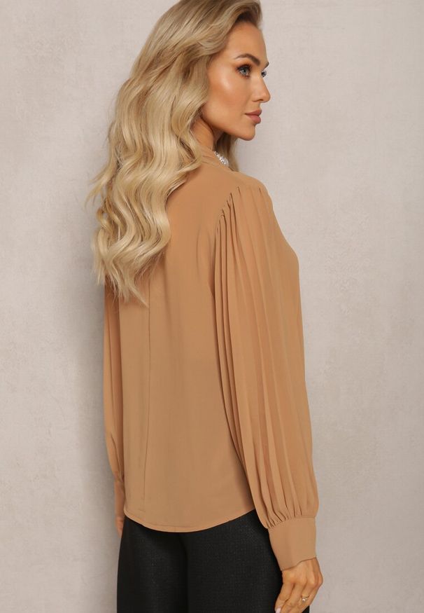 Renee - Brązowa Bluzka z Wiązaniem wokół Szyi i Plisowanym Rękawem Henokia. Kolor: brązowy. Styl: elegancki