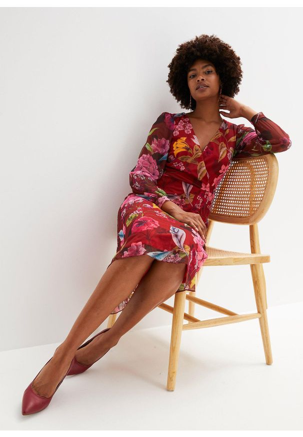 bonprix - Sukienka midi. Kolor: czerwony. Wzór: nadruk, kwiaty. Typ sukienki: kopertowe. Długość: midi