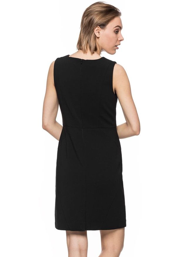 Tom Tailor - DAMSKA SUKIENKA TOM TAILOR ETUI DRESS WITH LEATHER PATCH. Materiał: skóra ekologiczna. Typ sukienki: proste. Styl: klasyczny