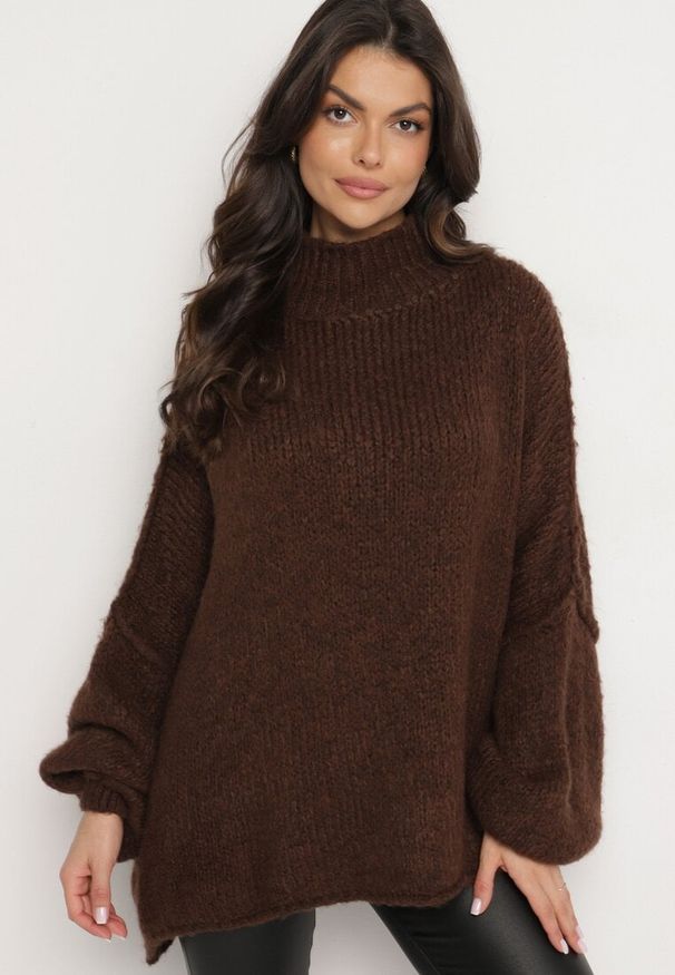 Born2be - Brązowy Golf z Wełną o Kroju Oversize z Obniżoną Linią Ramion Lilenae. Okazja: na co dzień. Typ kołnierza: golf. Kolor: brązowy. Materiał: wełna. Długość rękawa: długi rękaw. Długość: długie. Sezon: zima, jesień. Styl: casual, elegancki