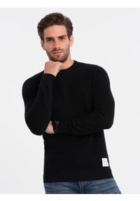 Ombre Clothing - Sweter męski z teksturą i półokrągłym dekoltem - czarny V4 OM-SWSW-0104 - XXL. Kolor: czarny. Materiał: bawełna, akryl. Długość rękawa: długi rękaw. Długość: długie. Wzór: aplikacja #4