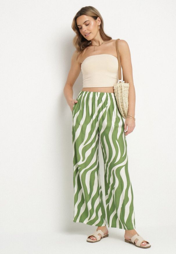 Born2be - Zielono-Białe Szerokie Spodnie z Wysokim Stanem z Paskami Lisavitia. Okazja: na co dzień. Stan: podwyższony. Kolor: zielony. Styl: casual, elegancki