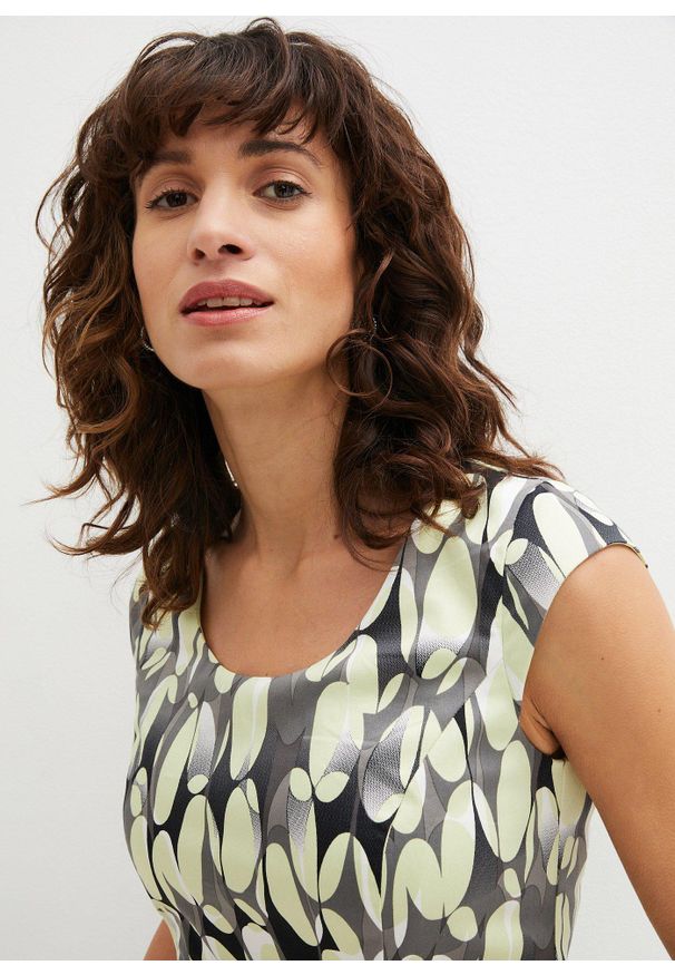 bonprix - Sukienka ołówkowa z nadrukiem. Kolor: biały. Wzór: nadruk. Typ sukienki: ołówkowe