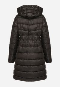 Born2be - Czarna Kurtka Pikowana o Długim Kroju z Kapturem i Dwustronnym Suwakiem Sanasira. Okazja: na co dzień. Typ kołnierza: kaptur. Kolor: czarny. Materiał: polar, jeans. Długość: długie. Styl: casual #5