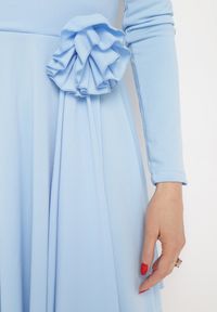 Born2be - Niebieska Asymetryczna Sukienka Koktajlowa z Odpinaną Kwiatową Broszką Grangerra. Kolor: niebieski. Wzór: kwiaty. Typ sukienki: asymetryczne. Styl: wizytowy #4