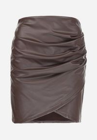 Born2be - Brązowa Spódnica z Imitacji Skóry Marszczona Asymetryczna Vephi. Kolor: brązowy. Materiał: skóra