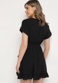 Born2be - Czarna Rozkloszowana Sukienka Ozdobiona Falbanami i Paskiem Zivene. Okazja: na imprezę. Kolor: czarny. Wzór: aplikacja. Sezon: lato, wiosna. Styl: elegancki