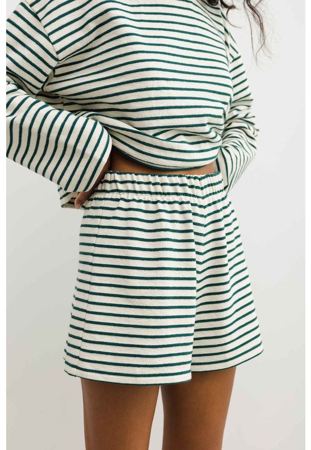 Marsala - Szorty z bawełny strukturalnej w zielono beżowe paski - PENNY. Stan: podwyższony. Kolor: zielony, beżowy, wielokolorowy. Materiał: bawełna. Wzór: paski. Sezon: lato. Styl: klasyczny