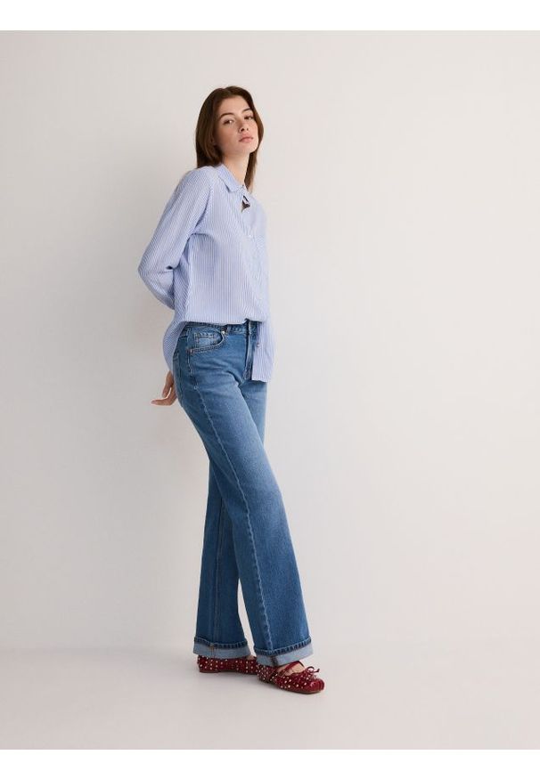 Reserved - Koszula regular z wiskozy - jasnoniebieski. Kolor: niebieski. Materiał: wiskoza