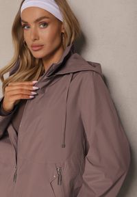 Renee - Jasnobrązowa Kurtka w Stylu Wiatrówki z Odpinanym Kapturem Ndivena. Okazja: na co dzień, na spacer. Kolor: brązowy. Materiał: jeans. Styl: sportowy, casual #5