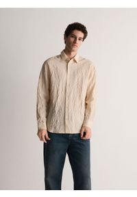 Reserved - Koszula z efektem marszczenia - kremowy. Kolor: kremowy. Materiał: wiskoza #1