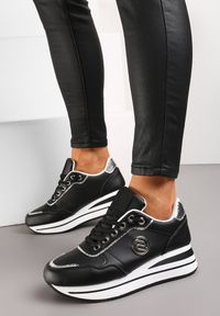 Renee - Czarne Sneakersy z Okrągłą Naszywką i Platformą Viliera. Nosek buta: okrągły. Kolor: czarny. Materiał: jeans. Szerokość cholewki: normalna. Wzór: aplikacja. Obcas: na platformie #5