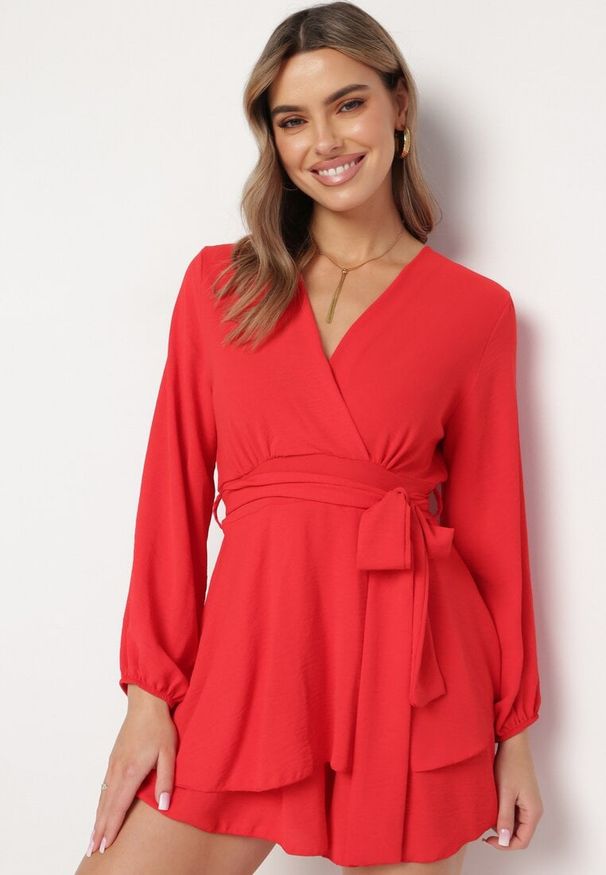 Born2be - Czerwona Kopertowa Sukienka Kombinezon Mini z Falbanką Bomina. Typ kołnierza: kołnierz z falbankami. Kolor: czerwony. Materiał: materiał. Typ sukienki: kopertowe. Długość: mini
