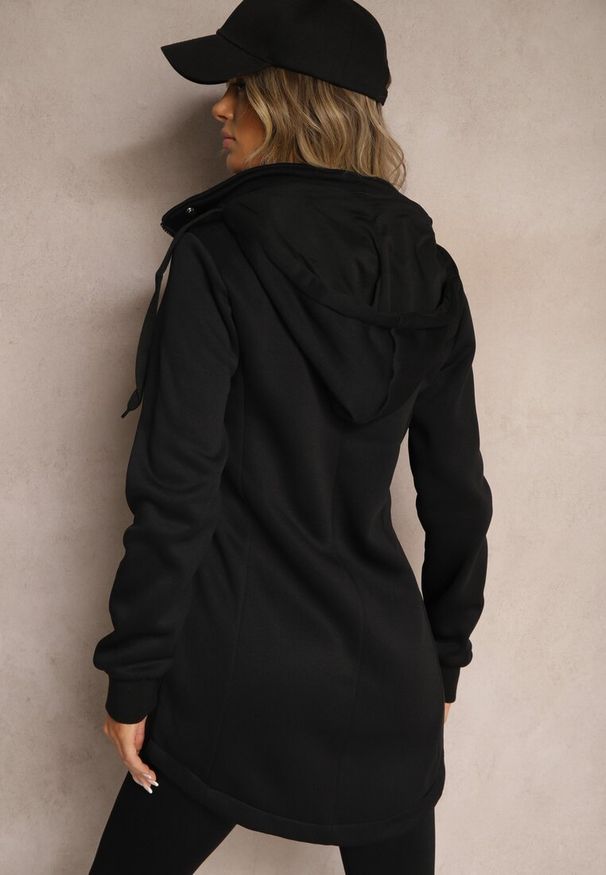 Renee - Czarna Bluza z Dodatkiem Bawełny o Długim Kroju z Kapturem Zapinana na Napy Coriora. Okazja: na co dzień. Typ kołnierza: kaptur. Kolor: czarny. Materiał: bawełna. Długość: długie. Styl: casual