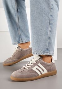 Born2be - Brązowe Skórzane Sneakersy w Stylu Tenisówek z Geometrycznym Zdobieniem Zaravella. Okazja: na co dzień. Kolor: brązowy. Materiał: skóra. Wzór: aplikacja, geometria