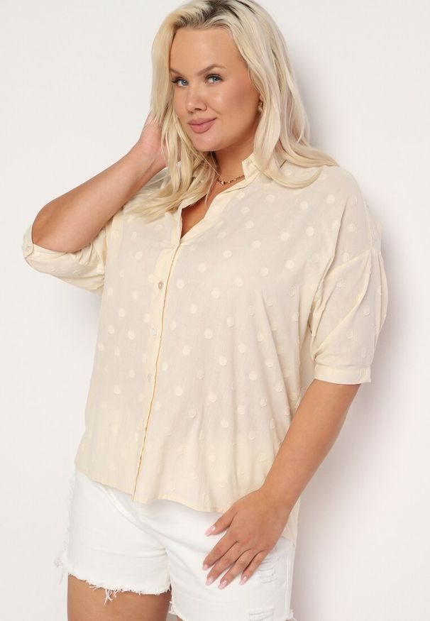 Born2be - Beżowa Bawełniana Koszula z Krótkim Rękawem w Ozdobne Kropki Tinasenna. Okazja: na spotkanie biznesowe, do pracy. Typ kołnierza: dekolt w kształcie V, kołnierzyk klasyczny. Kolekcja: plus size. Kolor: beżowy. Długość: krótkie. Wzór: kropki. Materiał: bawełna. Długość rękawa: krótki rękaw. Styl: biznesowy, elegancki, klasyczny