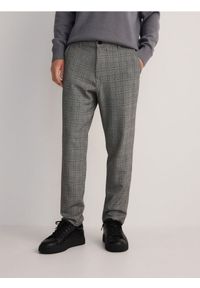 Reserved - Spodnie chino slim z wiskozą - jasnoszary. Kolor: szary. Materiał: wiskoza #1