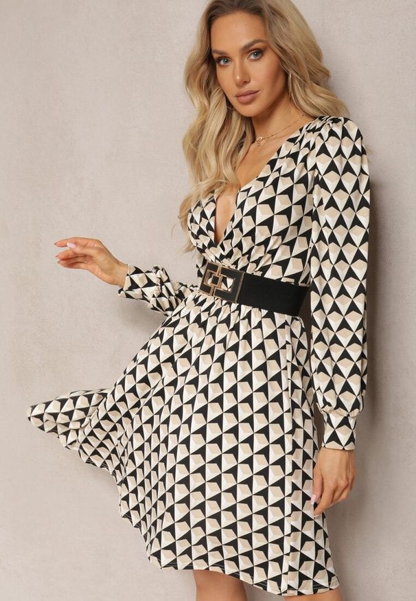 Renee - Beżowa Sukienka Mini w Geometryczny Wzór z Długim Rękawem Ezrie. Kolor: beżowy. Długość rękawa: długi rękaw. Wzór: geometria. Typ sukienki: kopertowe. Długość: mini
