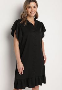 Born2be - Czarna Sukienka Koszulowa z Guzikami i Falbankami Tenalena. Okazja: na co dzień. Typ kołnierza: kołnierz z falbankami. Kolor: czarny. Typ sukienki: koszulowe. Styl: elegancki, casual, sportowy #1