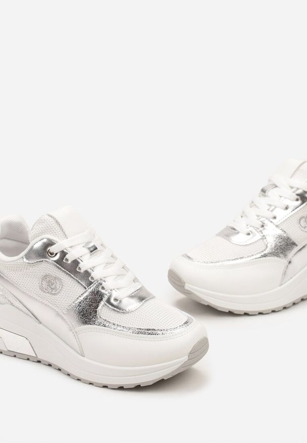 Renee - Białe Sznurowane Sneakersy z Ekoskóry z Siateczką i Ozdobnym Monogramem Vitalera. Kolor: biały. Wzór: aplikacja