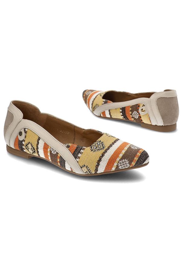 Beżowe Baleriny Maciejka Damskie Stylowe Obuwie. Okazja: na spacer, na randkę. Zapięcie: bez zapięcia. Kolor: beżowy. Szerokość cholewki: normalna. Wzór: aplikacja. Materiał: zamsz, skóra, materiał. Obcas: na obcasie. Styl: elegancki. Wysokość obcasa: niski