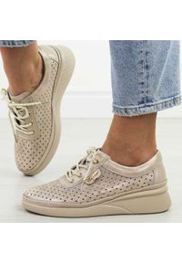 Złote ażurowe skórzane półbuty damskie Vinceza 79603. Okazja: na spacer, na co dzień. Kolor: złoty. Materiał: skóra. Szerokość cholewki: normalna. Wzór: ażurowy. Sezon: wiosna, jesień, lato. Styl: casual, elegancki, klasyczny #1