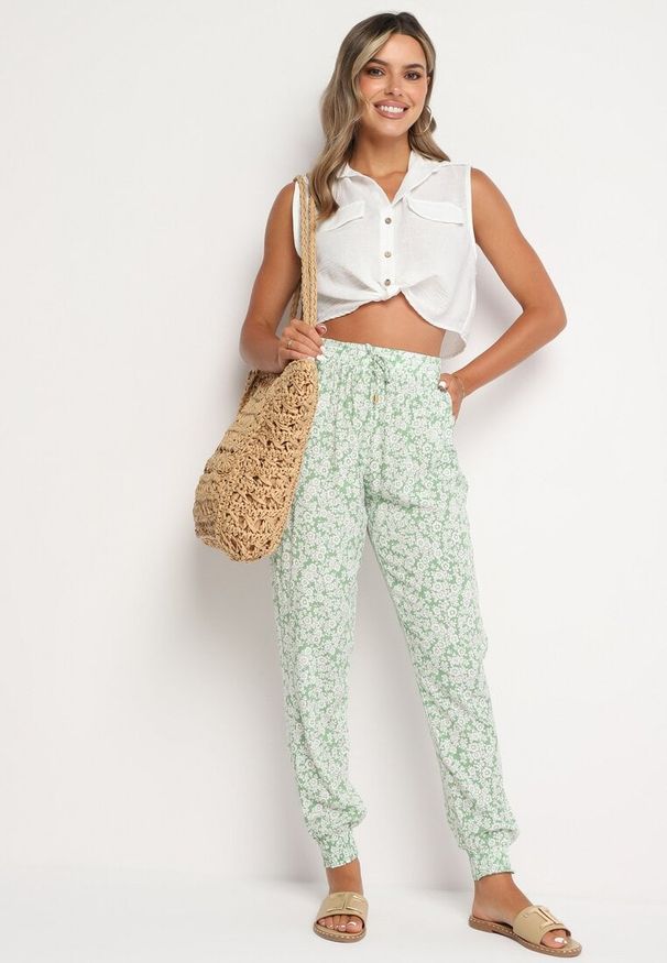 Born2be - Jasnozielone Kwiatowe Spodnie z Wiskozy Wykończone Gumką w Talii Rivattha. Okazja: na co dzień. Kolor: zielony. Materiał: wiskoza. Wzór: kwiaty. Styl: casual