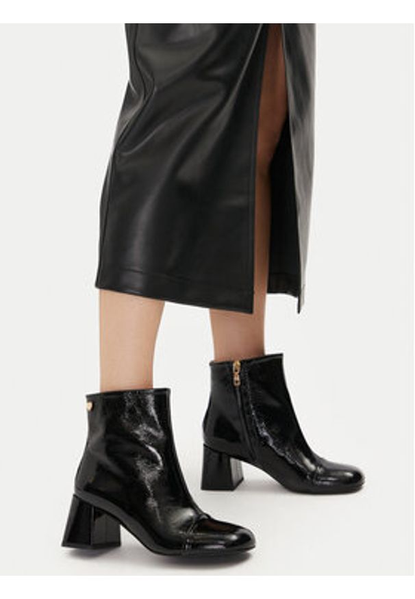 Love Moschino - LOVE MOSCHINO Botki JA21117G0LII0000 Czarny. Kolor: czarny. Materiał: lakier, skóra