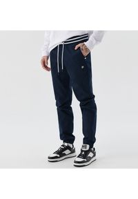 Cropp - Ciemne joggery - Granatowy. Kolor: niebieski. Materiał: bawełna, tkanina, włókno, guma. Długość: długie. Wzór: aplikacja #1