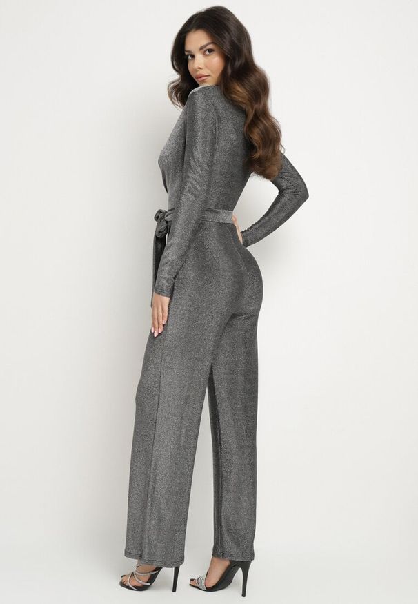 Born2be - Srebrny Kombinezon z Wiskozą o Kopertowym Kroju z Paskiem Temaviel. Okazja: na co dzień. Kolor: srebrny. Materiał: wiskoza. Długość: długie. Styl: wizytowy, casual, elegancki, sportowy