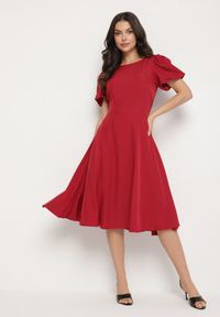 Born2be - Bordowa Sukienka Vices o Rozkloszowanym Kroju z Odpinanym Kwiatem 3D Rallarea. Kolor: czerwony. Wzór: kwiaty. Sezon: wiosna, lato #1