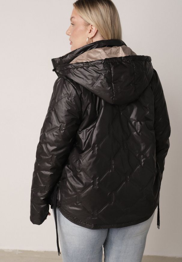 Born2be - Czarna Pikowana Kurtka z Odpinanym Kapturem i Dłuższym Tyłem Harmenope. Okazja: na co dzień. Kolekcja: plus size. Kolor: czarny. Materiał: poliester, jeans. Długość: długie. Styl: casual