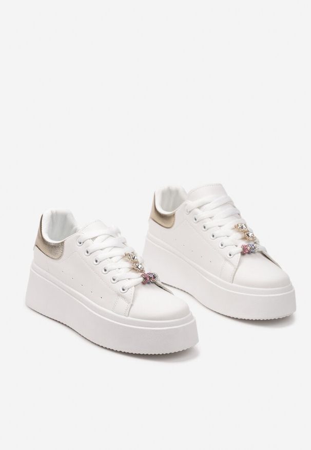 Born2be - Biało-Złote Sneakersy na Platformie z Biżuteryjnymi Aplikacjami na Sznurówkach Noonia. Nosek buta: okrągły. Zapięcie: sznurówki. Kolor: biały. Materiał: jeans. Wzór: aplikacja. Obcas: na platformie. Wysokość obcasa: niski