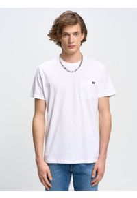 Big-Star - Koszulka męska z kieszonką biała Carbon 101. Okazja: na co dzień. Kolor: biały. Materiał: jeans, denim, bawełna. Długość rękawa: krótki rękaw. Długość: krótkie. Wzór: aplikacja. Styl: casual #6