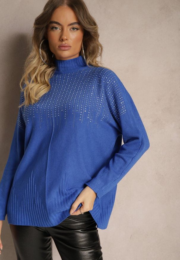 Renee - Niebieski Golf o Kroju Oversize z Eleganckim Cyrkoniowym Zdobieniem przy Dekolcie Melirra. Okazja: na co dzień. Typ kołnierza: golf. Kolor: niebieski. Wzór: aplikacja. Styl: elegancki