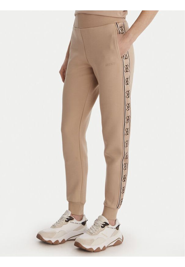 Guess Spodnie dresowe V2YB15 KB3P2 Beżowy Regular Fit. Kolor: beżowy. Materiał: syntetyk