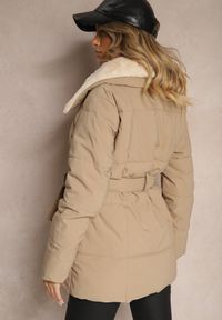 Renee - Ciemnobeżowa Kurtka z Pikowanymi Przeszyciami i Futrzanym Kołnierzem Wiązana w Talii Attelira. Okazja: na co dzień. Kolor: beżowy. Materiał: futro. Styl: wizytowy, casual, elegancki #4